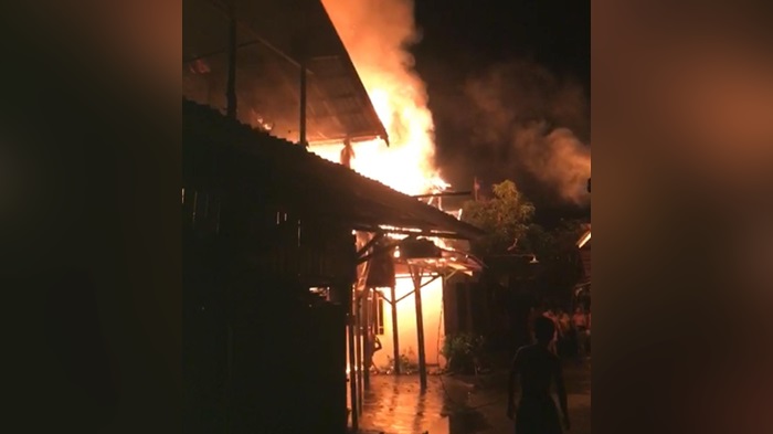 Ilutrasi kebakaran. Kebakaran menghanguskan 2 buah rumah di Jalan Pramuka, tepat di belakang Kantor Keluruhan Pengambangan RT 12, Kecamatan Banjarmasin Timur, Kota Banjarmasin, Selasa (1/7/23) sekitar pukul 08.00 Wita. (Kalimntanlive.com/Ilham)