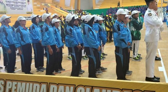 Kontingen Tabalong saat ikuti pembukaan Popda Kalsel 2023 di Gelanggang Olahraga Hasanuddin HM Banjarmasin (Disporapar Tabalong/Kalimantalive.com/A Hidayat).