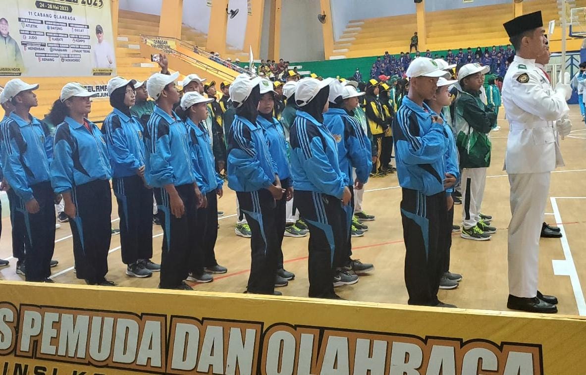 Kontingen Tabalong saat ikuti pembukaan Popda Kalsel 2023 di Gelanggang Olahraga Hasanuddin HM Banjarmasin (Disporapar Tabalong/Kalimantalive.com/A Hidayat).