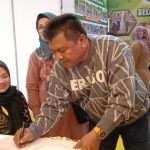 Wakil Ketua I DPRD Kabupaten Kotabaru melakukan pengamatan ke setiap stand pameran Saijaan Expo yang digelar di Siring Laut, Senin (22/05/23). (Kalimantanlive.com/Siti Rahmah)