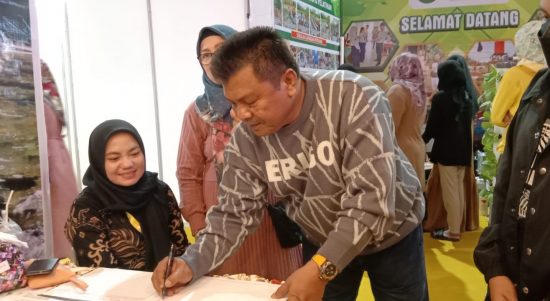 Wakil Ketua I DPRD Kabupaten Kotabaru melakukan pengamatan ke setiap stand pameran Saijaan Expo yang digelar di Siring Laut, Senin (22/05/23). (Kalimantanlive.com/Siti Rahmah)