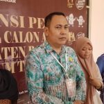 kpu22 Koordinator Divisi Sosialisasi KPU Banjar Abdul Muthalib usai menerima penyerahan berkas caleg PKS. Kalimantanlive.com/Nabila