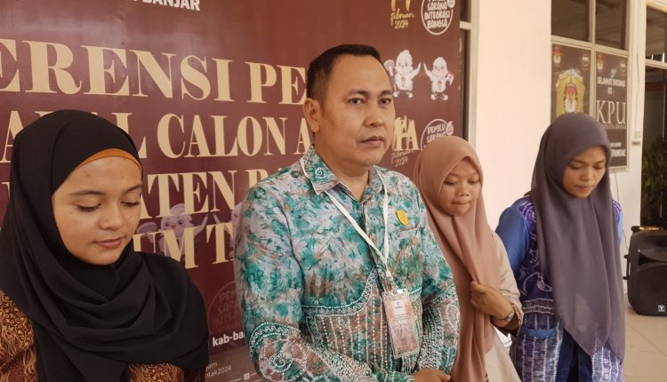 Koordinator Divisi Sosialisasi KPU Banjar Abdul Muthalib usai menerima penyerahan berkas caleg PKS. Kalimantanlive.com/Nabila