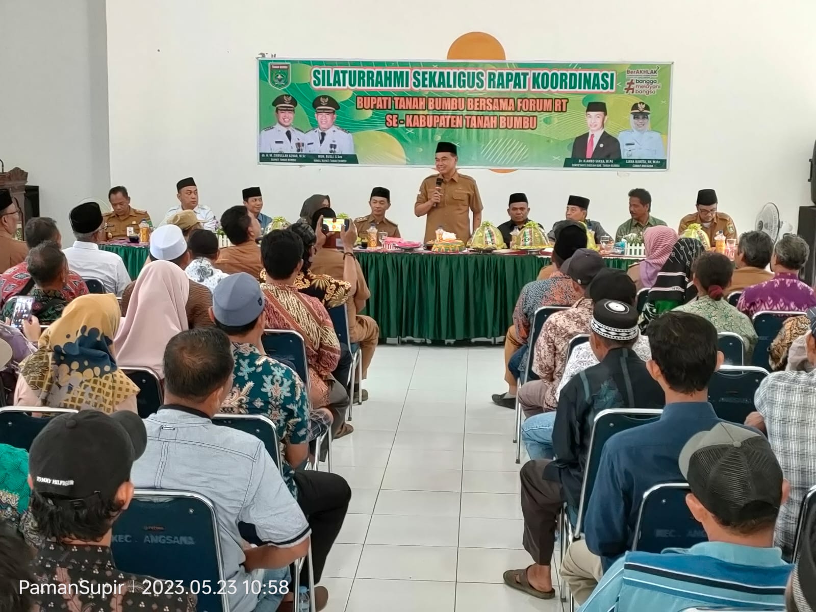 Bupati Tanah Bumbu Abah Zairullah Azhar pada Selasa ( 23/5/2023 ) ini, kembali mengunjungi Kecamatan Satui, Angsana, Sungai Loban, Kuranji, Teluk Kepayang dan Kusan Hulu. (Kalimantanlive.com/Desy).