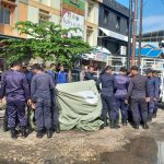 Sejumlah petugas gabungan membersihkan sisa-sisa sampah dan mendirikan posko jaga di eks TPS Pasar Kuripan Banjarmasin. Foto: Humas Pemko Banjarmasin. (Kalimantanlive.com/Ilham).
