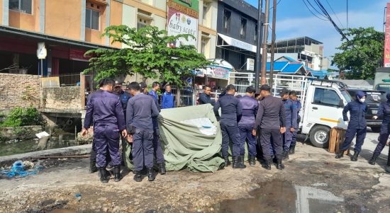 Sejumlah petugas gabungan membersihkan sisa-sisa sampah dan mendirikan posko jaga di eks TPS Pasar Kuripan Banjarmasin. Foto: Humas Pemko Banjarmasin. (Kalimantanlive.com/Ilham).