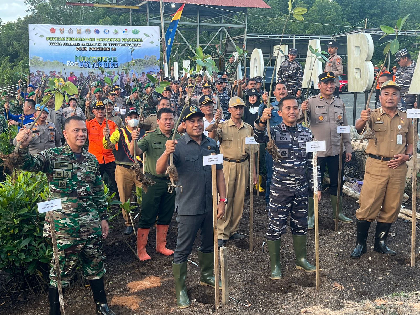 Penanaman ribuan bibit mangrove tersebut Lanal Kotabaru melibatkan, Pemerintah Daerah Kotabaru, anggota Polres Kotabaru, Kejaksaan Negeri Kotabaru, Pengadilan Negeri Kotabaru, Basarnas, Dinas Kehutanan dan ratusan anak-anak pelajar dikabupaten Kotabaru, Senin (15/05/23). (Kalimantanlive.com/Siti Rahmah)