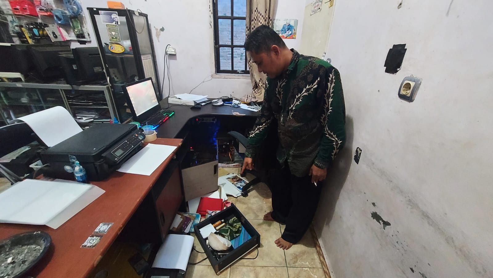 Rumah warga Desa Pulau Panci RT 03 Agus Budianto diobok-obok maling hingga mengalami kerugian ratusan juta rupiah, Selasa (30/05/23). (Kalimantanlive.com/Siti Rahmah)