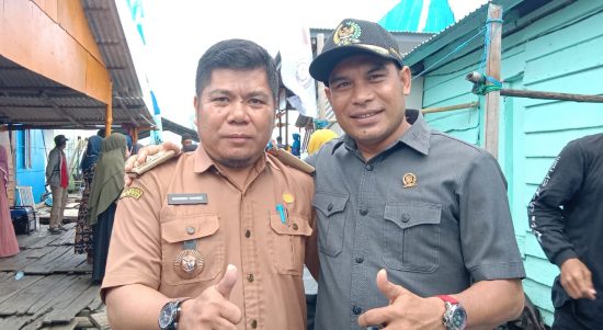 Kepala Desa Sarang Tiung Kabupaten Kotabaru M. Yohanies dan Ketua DPRD kabupaten Kotabaru Syairi Mukhlis (Kalimantanlive.com/Siti Rahmah)