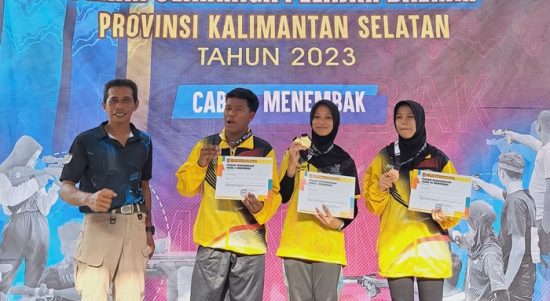 Atlet muda kabupaten Kotabaru raih 2 medali emas cabor menembak pada kejuaraan Popda Kalsel, Selasa (30/05/23) (Kalimantanlive.comSiti Rahmah)