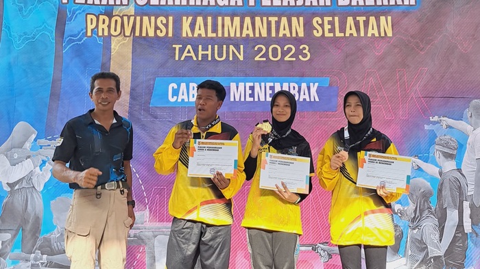 Atlet muda kabupaten Kotabaru raih 2 medali emas cabor menembak pada kejuaraan Popda Kalsel, Selasa (30/05/23) (Kalimantanlive.comSiti Rahmah)