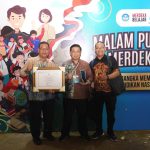 Wali Kota Banjarmasin, Ibnu Sina menerima Anugerah Merdeka Belajar Kategori "Transformasi Pembelajaran" dari Menteri Pendidikan, Kebudayaan, Riset dan Teknologi Republik Indonesia (Mendikbudristek RI) Nadiem Anwar Makarim, di Gedung Kesenian Tri Murti, Yogyakarta, Senin (29/5/23). (Kalimantanlive.com/Ilham)