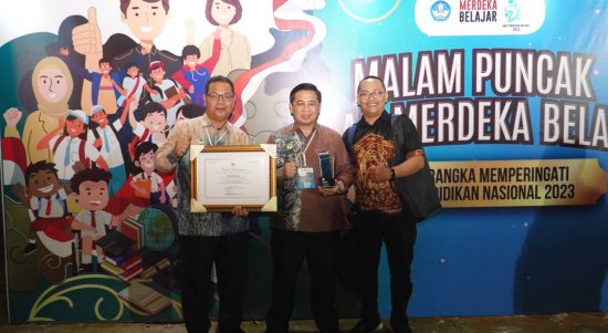 Wali Kota Banjarmasin, Ibnu Sina menerima Anugerah Merdeka Belajar Kategori "Transformasi Pembelajaran" dari Menteri Pendidikan, Kebudayaan, Riset dan Teknologi Republik Indonesia (Mendikbudristek RI) Nadiem Anwar Makarim, di Gedung Kesenian Tri Murti, Yogyakarta, Senin (29/5/23). (Kalimantanlive.com/Ilham)