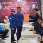 Ketua DPD PAN Tabalong Habib Muhammad Taufany Alkaf saat menyerahkan berkas bacaleg ke KPU setempat. (Kalimantanlive/A Hidayat)