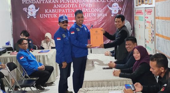 Ketua DPD PAN Tabalong Habib Muhammad Taufany Alkaf saat menyerahkan berkas bacaleg ke KPU setempat. (Kalimantanlive/A Hidayat)