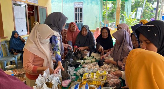 Dinas Koperasi, UMKM dan Perindustrian Balangan menggelar Pasar Murah. Pasar murah ini masih dalam rangkaian perayaan Hari Jadi Kabupaten Balangan ke-20 Tahun 2023 dan juga program inflasi yang bertujuan mengurangi beban masyarakat dari segi ekonomi kerakyatan. (KalimantanLive.com/Kamil)