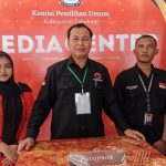 Ketua DPC PDI Perjuangan Tabalong, Supoyo usai melakukan pendaftaran Bakal Calon Legislatif (Bacaleg) di Kantor KPU Tabalong, Kamis (11/05/2023). Kalimantanlive.com/A. Hidayat