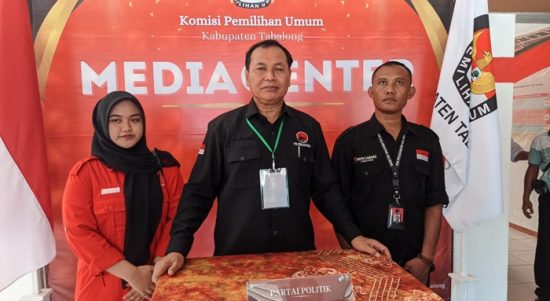 Ketua DPC PDI Perjuangan Tabalong, Supoyo usai melakukan pendaftaran Bakal Calon Legislatif (Bacaleg) di Kantor KPU Tabalong, Kamis (11/05/2023). Kalimantanlive.com/A. Hidayat