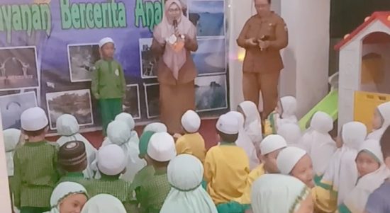 Dinas Perpustakaan dan Kearsipan Kabupaten Kotabaru Menggelar Layanan Bercerita Anak bagi anak-anak usia dini, yang berlangsung di Ruang Baca Anak Dispersip kabupaten setempat Selasa (23/05/23 ) pagi (Kalimantanlive/Siti Rahmah).