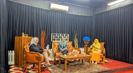 Kalimantanlive.com/Ilham Kepala Diskominfotik, Windiasti Kartika bersama Kepala Bidang Informasi Administrasi Kependudukan Disdukcapil Kota Banjarmasin, Fakhriawaty pada talkshow kegiatan TV dengan mengangkat tema 'Super Apps Banjarmasin Pintar Sebagai Upaya Digitalisasi Pelayanan Masyarakat Dalam Satu Genggaman', Jumat (19/5/23) malam