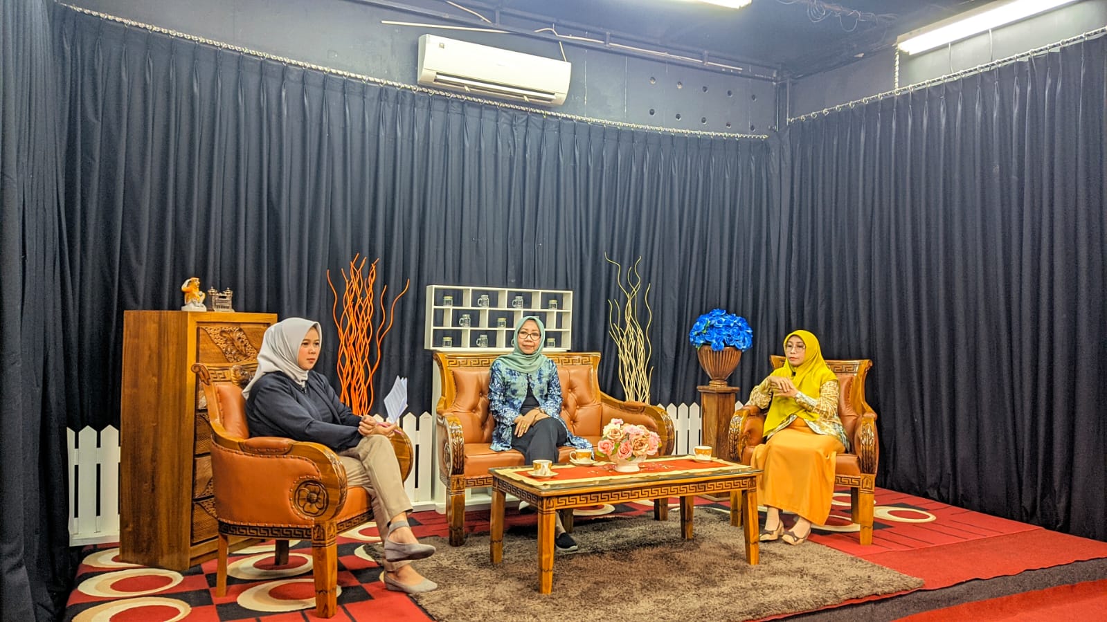 Kalimantanlive.com/Ilham Kepala Diskominfotik, Windiasti Kartika bersama Kepala Bidang Informasi Administrasi Kependudukan Disdukcapil Kota Banjarmasin, Fakhriawaty pada talkshow kegiatan TV dengan mengangkat tema 'Super Apps Banjarmasin Pintar Sebagai Upaya Digitalisasi Pelayanan Masyarakat Dalam Satu Genggaman', Jumat (19/5/23) malam