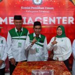 Ketua DPC Demokrat Tabalong, Ferry Elpeni menyerahkan berkas pengajuan bacaleg kepada Ketua KPU Tabalong, Ardiansyah (Kalimantanlive.com).
