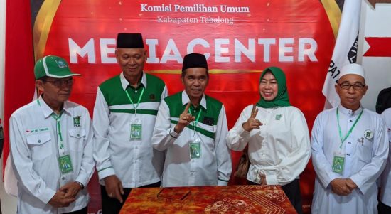 Ketua DPC Demokrat Tabalong, Ferry Elpeni menyerahkan berkas pengajuan bacaleg kepada Ketua KPU Tabalong, Ardiansyah (Kalimantanlive.com).