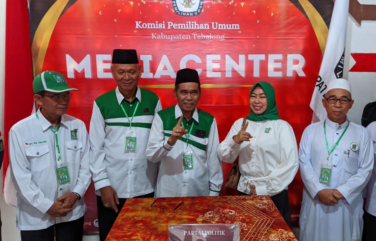 Ketua DPC Demokrat Tabalong, Ferry Elpeni menyerahkan berkas pengajuan bacaleg kepada Ketua KPU Tabalong, Ardiansyah (Kalimantanlive.com).