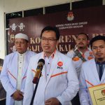 Penyerahan berkas Bacaleg dipimpin Ketua DPD PKS Kabupaten Banjar, Hamdan Fuadi dan disambut oleh Ketua KPU Banjar Muhaimin beserta anggotanya. (Kalimantalive.com/nabila)