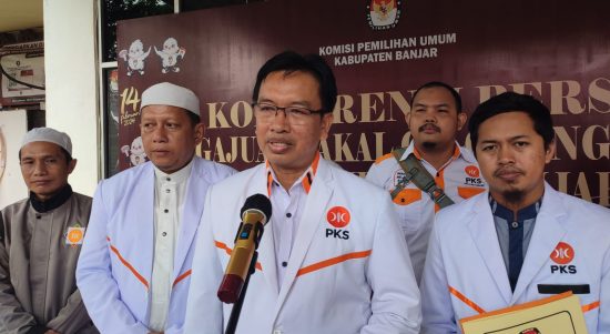 Penyerahan berkas Bacaleg dipimpin Ketua DPD PKS Kabupaten Banjar, Hamdan Fuadi dan disambut oleh Ketua KPU Banjar Muhaimin beserta anggotanya. (Kalimantalive.com/nabila)