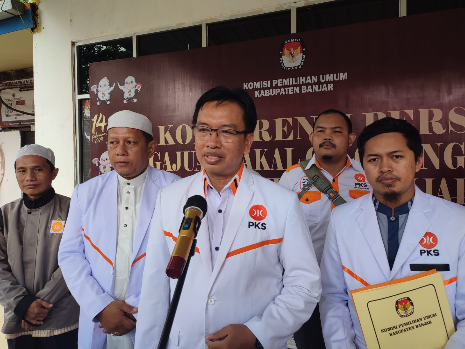 Penyerahan berkas Bacaleg dipimpin Ketua DPD PKS Kabupaten Banjar, Hamdan Fuadi dan disambut oleh Ketua KPU Banjar Muhaimin beserta anggotanya. (Kalimantalive.com/nabila)