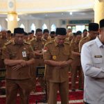 Ribuan Pegawai Negeri Sipil (PNS) di lingkungan Pemerintah Kabupaten Tanah Bumbu, Provinsi Kalimantan Selatan (Kalsel) memenuhi Masjid Agung Nurussalam di kawasan pusat perkantoran Pemkab setempat di Jalan Dharma Praja, Gunung Tinggi, Kecamatan Batulicin, Senin (29/5/2023). (Kalimantanlive.com/Desy).