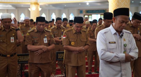 Ribuan Pegawai Negeri Sipil (PNS) di lingkungan Pemerintah Kabupaten Tanah Bumbu, Provinsi Kalimantan Selatan (Kalsel) memenuhi Masjid Agung Nurussalam di kawasan pusat perkantoran Pemkab setempat di Jalan Dharma Praja, Gunung Tinggi, Kecamatan Batulicin, Senin (29/5/2023). (Kalimantanlive.com/Desy).