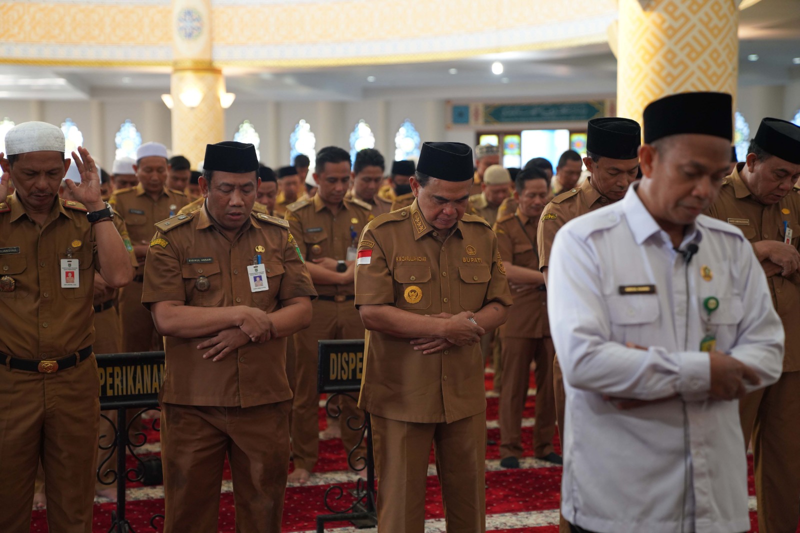 Ribuan Pegawai Negeri Sipil (PNS) di lingkungan Pemerintah Kabupaten Tanah Bumbu, Provinsi Kalimantan Selatan (Kalsel) memenuhi Masjid Agung Nurussalam di kawasan pusat perkantoran Pemkab setempat di Jalan Dharma Praja, Gunung Tinggi, Kecamatan Batulicin, Senin (29/5/2023). (Kalimantanlive.com/Desy).