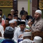 polisi pejuang subuh kotabaru Ratusan jamaah sholat subuh memenuhi shaf Masjid Al-Muhajirin Desa Tegal Rejo Kecamatan Kelumpang Hilir, Kotabaru, pada hari kedua agenda Polisi Pejuang Subuh Polres Kotabaru bersama Syekh Achmad Al Misry, seorang Da'i Mashur yang sering mengisi program acara religi di TV nasional maupun media sosial. Kalimantanlive.com/Diskominfo