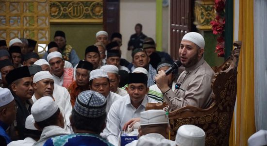 Ratusan jamaah sholat subuh memenuhi shaf Masjid Al-Muhajirin Desa Tegal Rejo Kecamatan Kelumpang Hilir, Kotabaru, pada hari kedua agenda Polisi Pejuang Subuh Polres Kotabaru bersama Syekh Achmad Al Misry, seorang Da'i Mashur yang sering mengisi program acara religi di TV nasional maupun media sosial. Kalimantanlive.com/Diskominfo