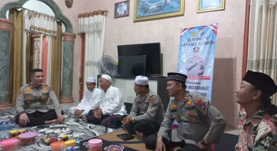 Kapolres Kotabaru Polda Kalimantan Selatan AKBP Dr. Tri Suhartanto, SH.MH.M.Si melaksanakan silaturahmi ke rumah tokoh agama di Desa Tegal Rejo Kecamatan Kelumpang Hilir Kab. Kotabaru. Sabtu (13/5/2023). (Kalimantanlive.com/Humas Polres Banjarbaru)