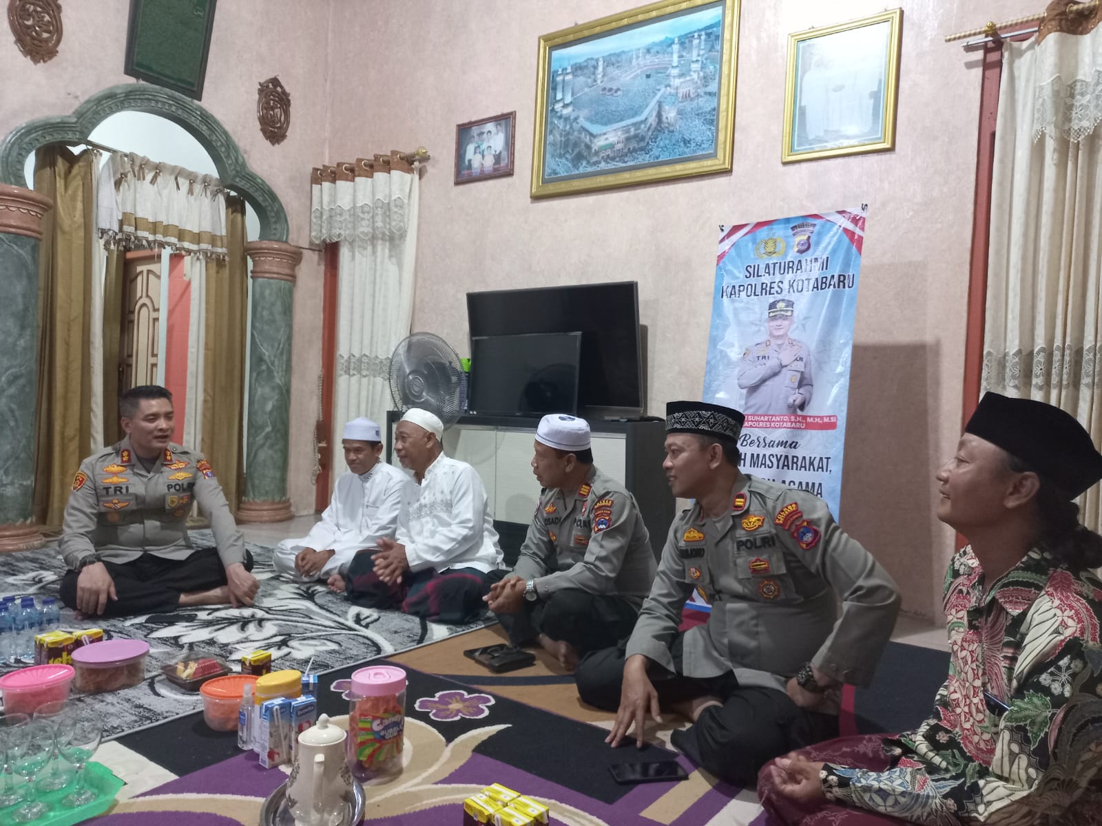 Kapolres Kotabaru Polda Kalimantan Selatan AKBP Dr. Tri Suhartanto, SH.MH.M.Si melaksanakan silaturahmi ke rumah tokoh agama di Desa Tegal Rejo Kecamatan Kelumpang Hilir Kab. Kotabaru. Sabtu (13/5/2023). (Kalimantanlive.com/Humas Polres Banjarbaru)