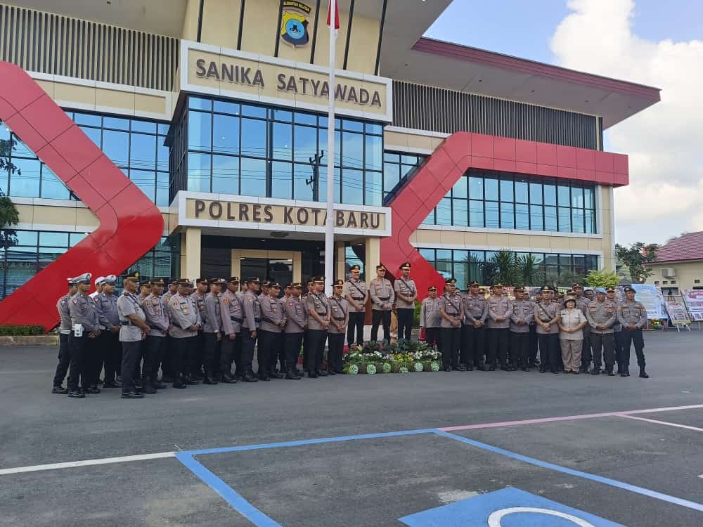 Polres Kotabaru Polda Kalimantan Selatan, menggelar Upacara serah terima jabatan (Sertijab) waka Polres, Kabagops, Kasat Reskrim, Kasat Intelkam, Kasat Lantas, Kapolsek Kelumpang Tengah, Kapolsek Pulau Laut Utara dan Kapolsek Pulau Sembilan. Selasa (23/5/23) (Kalimantanlive.com/Siti Rahmah)