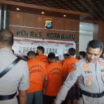 polres kotabaru Pengungkapan kasus narkoba disampaikan langsung oleh Kapolres Kotabaru AKBP Dr. Tri Suhartanto didampingi wakapolres Kompol Agus Rusdi Sukandar, Kabag Ops AKP. Abdul Jalil, Kasat Narkoba AKP. Nur Alam dan Kasat Reskrim AKP. Iksan Prananto, Selasa (23/05/23). Kalimantanlive.com/Siti Rahmah