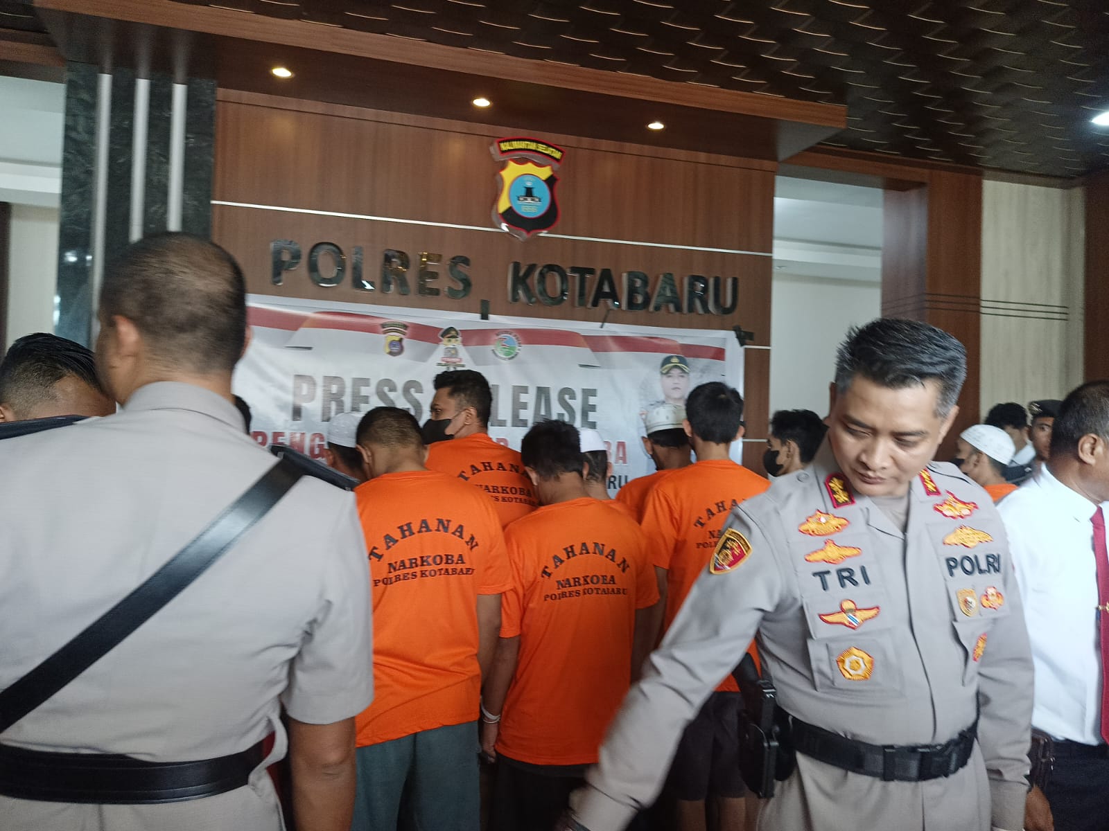 Pengungkapan kasus narkoba disampaikan langsung oleh Kapolres Kotabaru AKBP Dr. Tri Suhartanto didampingi wakapolres Kompol Agus Rusdi Sukandar, Kabag Ops AKP. Abdul Jalil, Kasat Narkoba AKP. Nur Alam dan Kasat Reskrim AKP. Iksan Prananto, Selasa (23/05/23). Kalimantanlive.com/Siti Rahmah