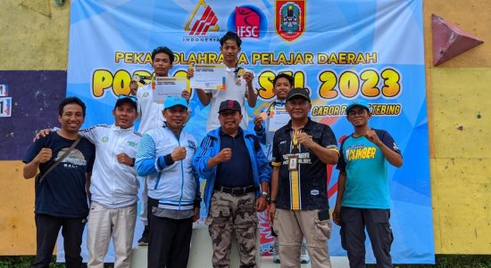 Salah satu atlet panjat tebing Kontingen Tabalong yang berhasil meraih medali emas dalam Popda Kalsel 2023 (Kalimantalive.com)