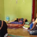 Ketua PWI Kotabaru Ahmad Nurahsin Q memberikan bantuan sembako kepada keluarga Muniri (36) yang menjalani masa penyembuhan paska operasi karena menderita sakit diabetes akut. (Kalimantanlive.com/ Siti Rahmah).