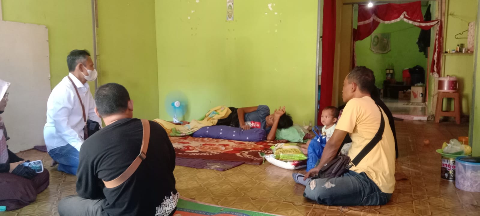 Ketua PWI Kotabaru Ahmad Nurahsin Q memberikan bantuan sembako kepada keluarga Muniri (36) yang menjalani masa penyembuhan paska operasi karena menderita sakit diabetes akut. (Kalimantanlive.com/ Siti Rahmah).