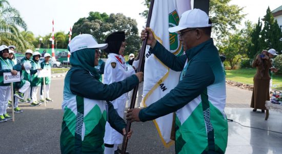 Kegiatan pelepasan kontingan Pekan Olahraga Pelajar Daerah (POPDA) Kabupaten Balangan dilepas oleh Sekretaris Daerah Kabupaten Balangan, H. Sutikno pada Senin (22/5/2023) di depan Kantor Bupati Balangan didampingi beberapa pejabat Kabupaten Balangan. (Kalimantanlive.com/ Kamil)