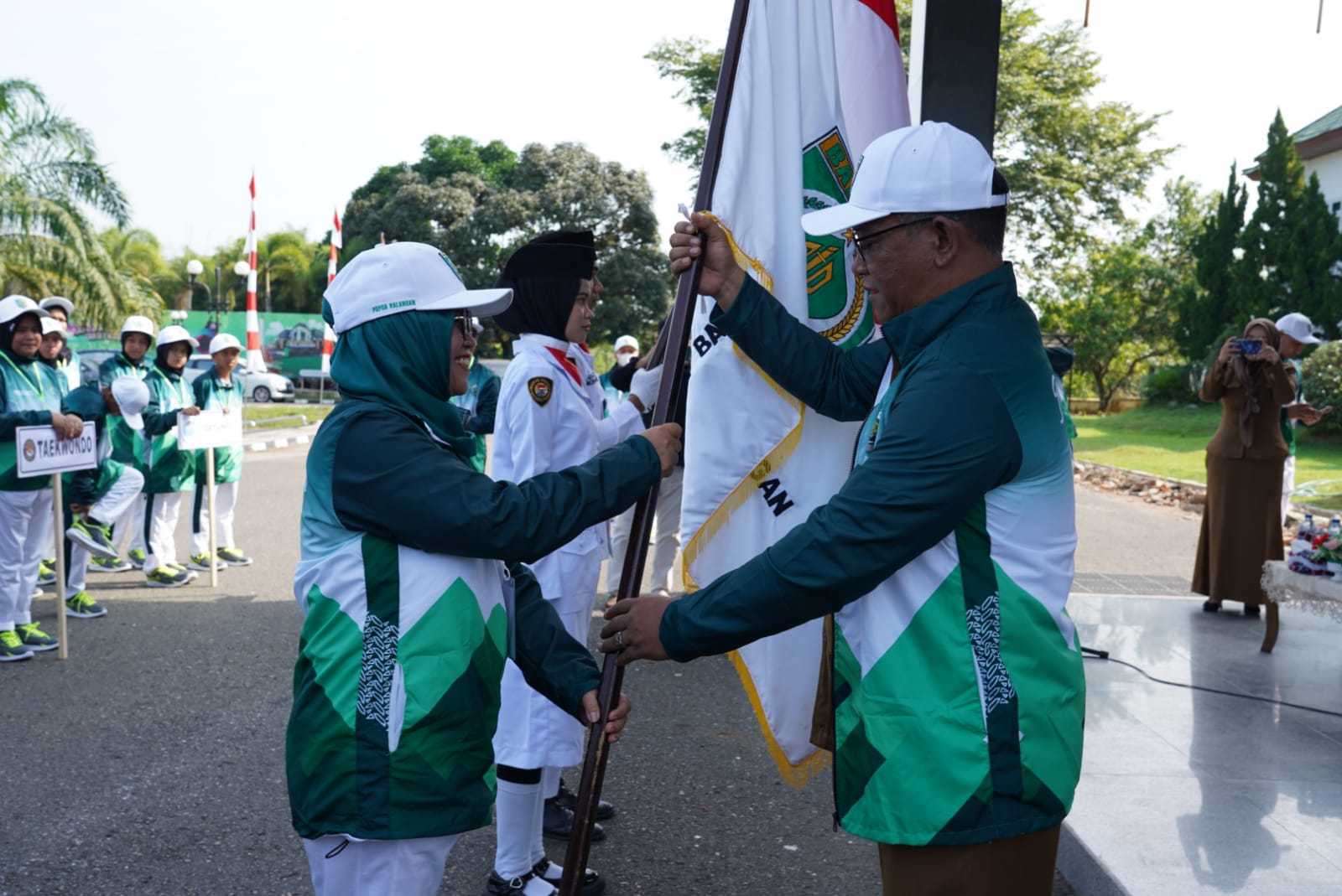 Kegiatan pelepasan kontingan Pekan Olahraga Pelajar Daerah (POPDA) Kabupaten Balangan dilepas oleh Sekretaris Daerah Kabupaten Balangan, H. Sutikno pada Senin (22/5/2023) di depan Kantor Bupati Balangan didampingi beberapa pejabat Kabupaten Balangan. (Kalimantanlive.com/ Kamil)