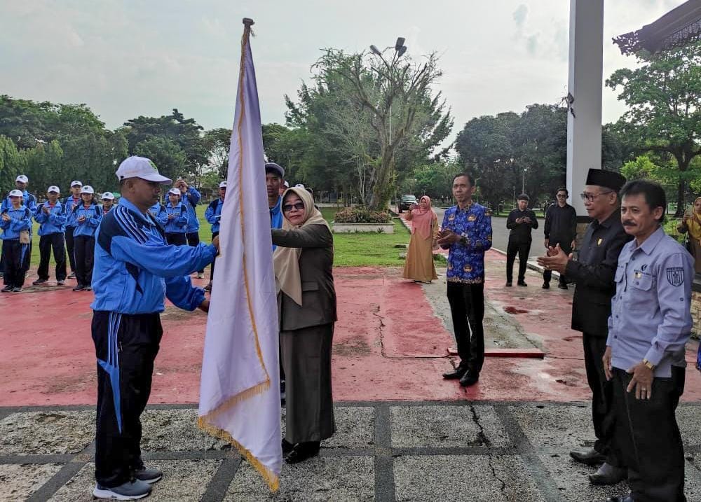 Sekda Tabalong, Hamida Munawarah saat saat Prosesi pelepasan 74 atlet Tabalong mengikuti Popda Kalsel 2023 di Banjarmasin dan Banjarbaru Kalimantanlive.com
