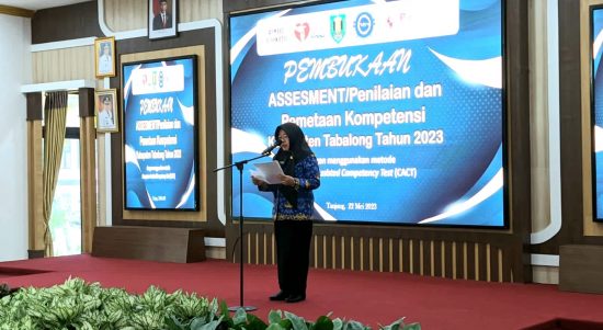 Ratusan Aparatur Sipil Negara di lingkungan Pemerintah Kabupaten (Pemkab) Tabalong mengikuti assessment dan pemetaan kompetensi. Kegiatan tersebut resmi dibuka oleh Sekretaris Daerah (Sekda) Tabalong, Hamida Munawarah berlangsung di Wisma Tamu Bersinar, Senin (22/05/2023). (Kalimantanlive.com).