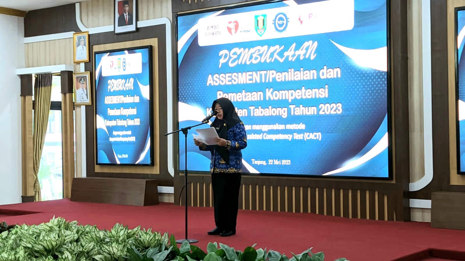 Ratusan Aparatur Sipil Negara di lingkungan Pemerintah Kabupaten (Pemkab) Tabalong mengikuti assessment dan pemetaan kompetensi. Kegiatan tersebut resmi dibuka oleh Sekretaris Daerah (Sekda) Tabalong, Hamida Munawarah berlangsung di Wisma Tamu Bersinar, Senin (22/05/2023). (Kalimantanlive.com).