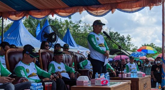 Pembukaan Kejurnas Motoprix Region C 2023 dibuka oleh Bupati Tabalong, Anang Syakhfiani diwakili Asisten Perekonomian dan Pembangunan Tabalong Setda setempat, Norzain A Yani di Sirkuit Marido Tabalong, Minggu (21/05/2023). (Kalimantanlive.com)
